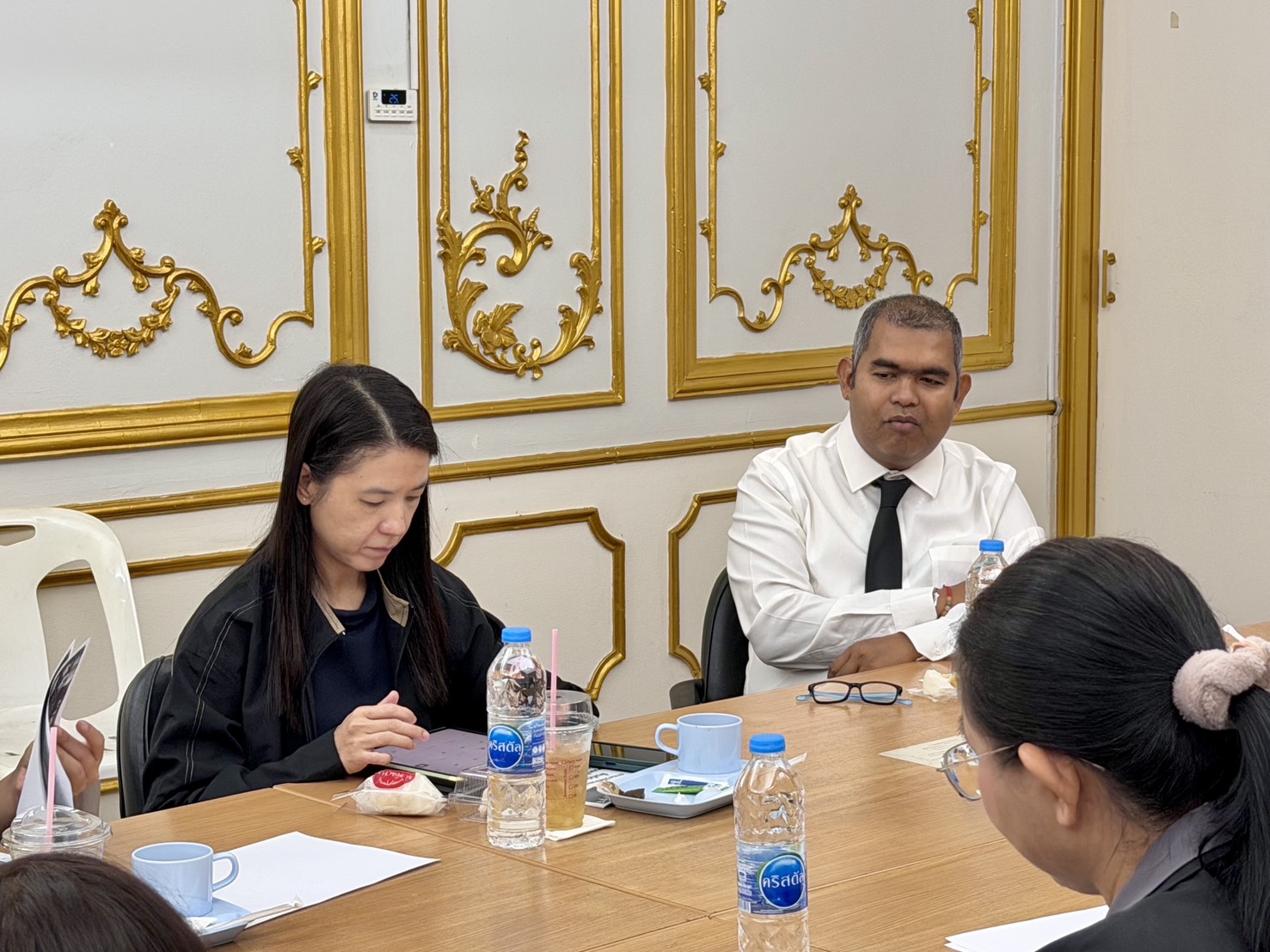 title - สวผ. ร่วมประชุมหารือเพื่อแก้ไขปัญหาความล่าช้าในการก่อสร้างโรงอบ